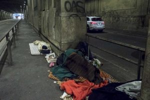  Un senzatetto nel sottopasso Mortirolo della Stazione centrale a Milano