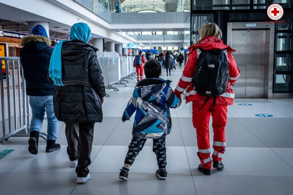 Taman, 8 anni, insieme alla mamma, al papà e ai fratelli, sono arrivati in Italia grazie alla Croce Rossa