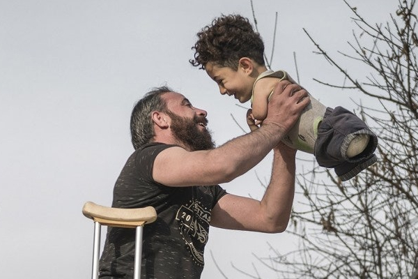 Dalla foto simbolo a una nuova vita. Mustafa, il bambino siriano senza arti, arriva in Italia
