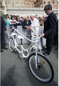  La Hugbike consegnata a Papa Francesco da Mario Paganessi