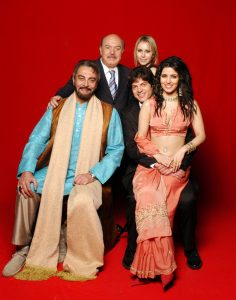 Kabir Bedi e il cast di “Un medico in famiglia 5” (2007): in piedi Lino Banfi e Margot Sikabonyi; seduti (da sin.) Kabir Bedi, David Sebasti e Shivani Ghai