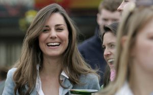 Domenica Kate Middleton festeggia i 40 anni e vanta un consenso popolare che ha già superato quello di Elisabetta II