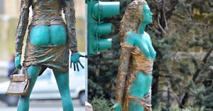 Il 23 marzo 2013 viene inaugurata ad Ancona la statua Violata, monumento in ricordo “di tutte le donne vittime di violenza”