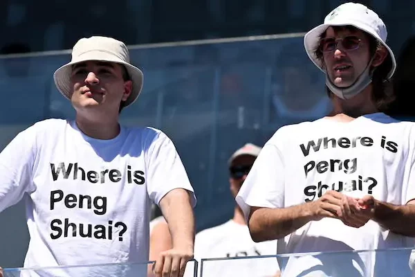 Due tifosi durante una partita degli Australian Open, con delle t-shirt con la scritta "Where is Peng Shuai?" (ANSA/EPA/DAVE HUNT)