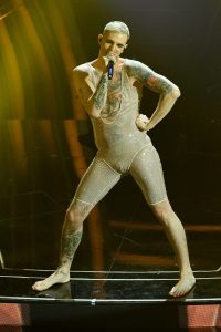 Sul palco della prima serata di Sanremo 2020 Achille Lauro ha stupito il pubblico con il suo look, una tutina aderente nude coperta di cristalli firmata Gucci