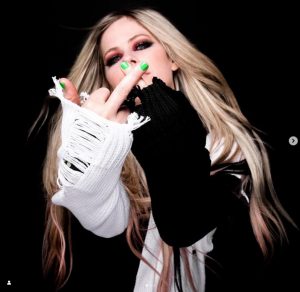 Avril Lavigne, 37 anni, ha annunciato il suo nuovo album in studio dal titolo “Love Sux”, in uscita il 25 febbraio