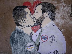 TvBoy: il bacio tra Salvini e Di Maio in un vicolo di Roma – opera ispirata al murale di Berlino del bacio tra Leonid Breznev ed Eric Honecker