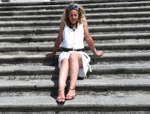 Eleonora Parisia,la 43enne torinese in trasferta a Tirrenia morta dopo che una trave alla quale si era aggrappata per farsi fare una foto ha ceduto sotto il suo peso