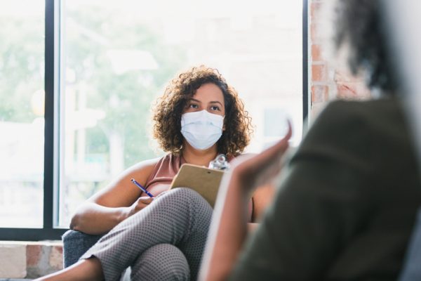 La psicologa indossa la mascherina durante una seduta con una paziente. In pandemia le richieste di aiuto si sono moltiplicate