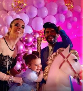 Dall'album di famiflia (Instagram) di Federico Fashion Style, Lauri con la compagna Letizia e la figlia Maelle
