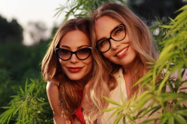 Naike Rivelli e la madre Ornella Muti tra le piante di cannabis