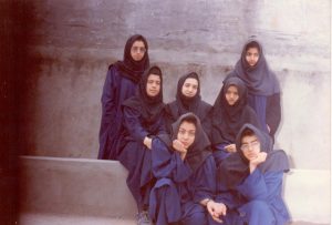 Foto di classe di ragazze iraniane scannerizzata Masih Alinejad