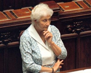 Susanna Agnelli è stata sindaca, deputata, senatrice nelle liste del Partito Repubblicano Italiano, sottosegretario agli Esteri e poi ministro