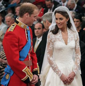 Il 29 aprile 2011, dichiarata festività nazionale, Kate convola a giuste nozze con il principe William nell’abbazia di Westminster