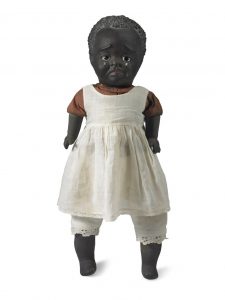 Leo Moss, un tuttofare di Macon, in Georgia, riutilizzò bambole bianche per realizzarne di nere, con le sembianze dei sui suoi amici e familiari: nella foto ’Bambola con lacrime’ (1922)