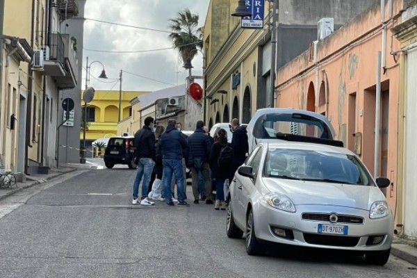 I carabinieri sul luogo dove un agricoltore ha ucciso la moglie a Zeddiani (Oristano)