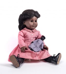 stra è invece il personaggio Addy Walker, la prima bambola di colore realizzata dall’azienda americana di bambole ‘American Girl’ nel 1993
