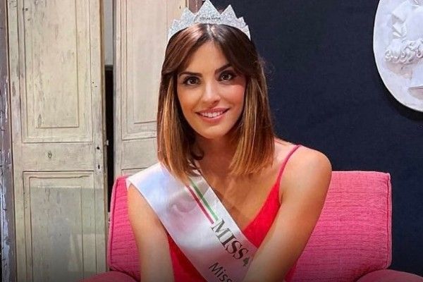Beatrice Scolletta, nata a Roma 26 anni fa, è arrivata seconda nell’ultima edizione di Miss Italia: sposata con due figli è la prima concorrente che partecipa in attesa di un bambino