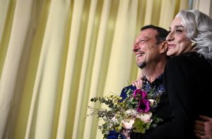 Drusilla Foer e il direttore artistico di Sanremo 2022, Amadeus, durante la conferenza stampa di presentazione