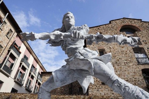 Nel cuore di Firenze spunta la statua di Aloy, eroina di Horizon Forbidden West