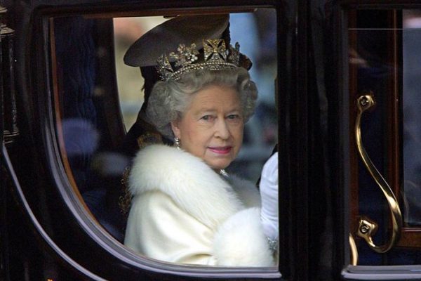 La regina Elisabetta con la corona in carrozza a Londra, 6 dicembre 2000. ANSA / ODD ANDERSEN