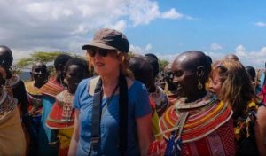 La cantante Fiorella Mannoia durante un viaggio nei villaggi remoti del Kenya
