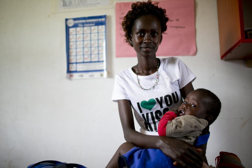Ima, 20 anni da poco compiuti, percorre due ore di cammino per raggiungere il centro di salute materna e infantile di Burat, in Kenya, dove il suo bambino, gravemente malnutrito, riceve le cure 