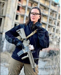 Anastasiia Lenna (25 anni) ha imbracciato le armi per difendere la sua Ucraina