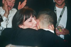 Mahmood abbraccia sua mamma a Sanremo 2022