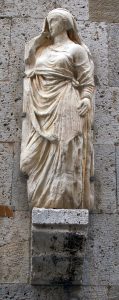 Una delle 148 statue censite, dedicate a donne si trova a Pisa. In via San Martino 21 dove è collocata una statua romana dedicata a Kinzica De’ Sismondi: un bassorilievo proveniente da un sarcofago del III secolo d.C