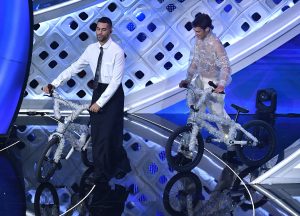 Mahmood e Blanco hanno portato le biciclette sul palco di Sanremo 2022
