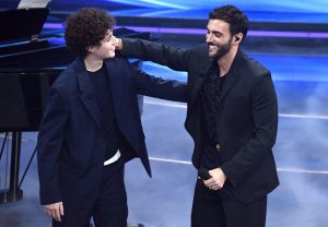  Marco Mengoni sul palco della finale di Sanremo 2022 con un elogio della gentilezza: con lui sul palco Filippo Scotti (a sinistra)