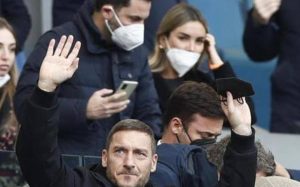 Francesco Totti (45 anni) allo stadio: dietro di lui, con la mascherina, c'è Noemi Bocchi, 33 anni (foto Ansa)