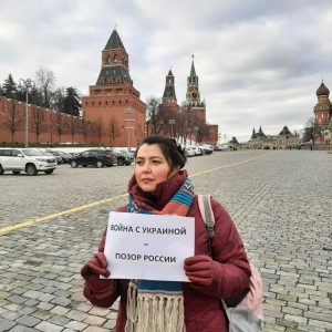 Una delle immagini più eloquenti della protesta è quella di Sofya Rusova, co-presidente del Sindacato dei giornalisti della Russia