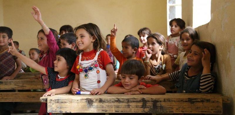 Foto tratta dalla mostra di Unicef "Quando i bambini vanno a scuola" di una classe in Iraq 