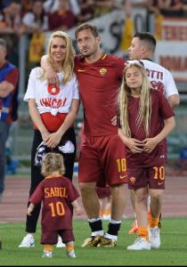 L'addio al calcio di Francesco Totti nel 2017, in campo con moglie e figli