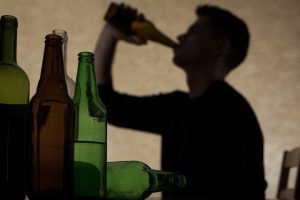 L'abuso di alcol sarebbe fra le cause del comportamento degradato del giovane