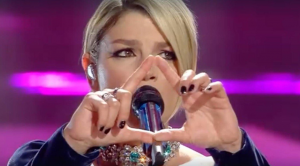 Il gesto femminista di Emma sul palco di Sanremo 2022