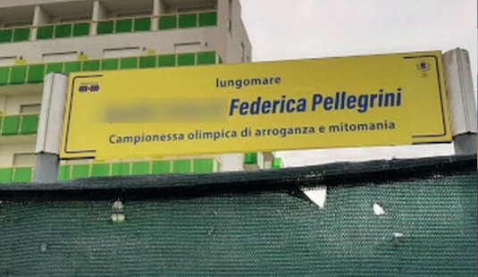Il cartellone 'manomesso' con le offese (in parte coperte) a Federica Pellegrini apparso sul lungomare delle Stelle di Jesolo