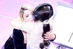 L'abbraccio fra Emma e Francesca Michielin sul palco di Sanremo 2022