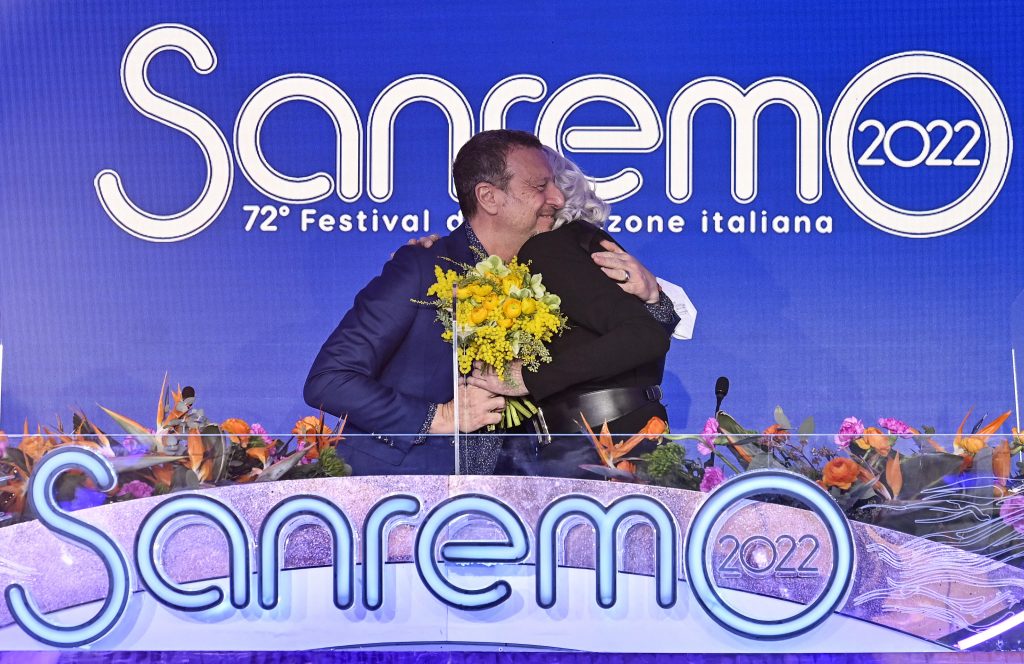 Drusilla Foer e il direttore artistico di Sanremo 2022, Amadeus, durante la conferenza stampa di presentazione
