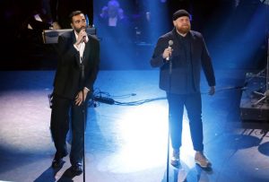 Marco Mengoni sul palco dell’Ariston, ospite a Sanremo 2019 per il duetto con il cantautore scozzese Tom Walker in 'Hola'