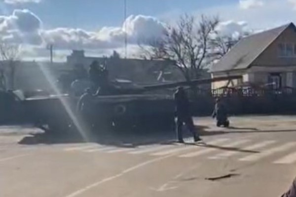 Ucraina, uomo si lancia sopra il carro armato russo