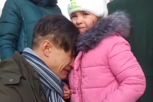Ucraina il soldato piange mentre saluta la figlia