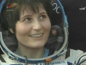 Samantha Cristoforetti subito dopo l'atterraggio della capsula Soyuz nelle steppe del Kazakhistan nel giugno 2015
