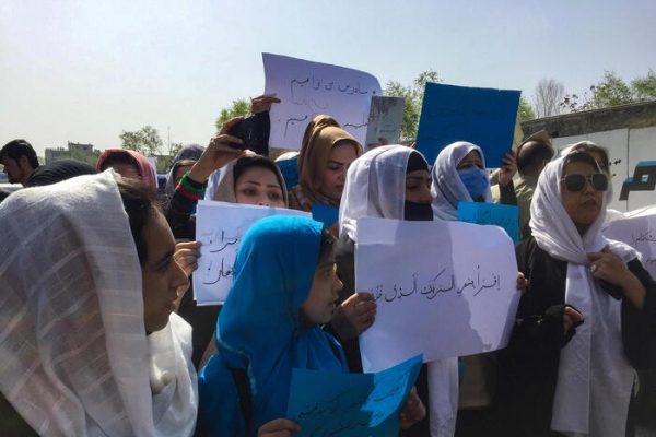 Le insegnanti afgane tengono in mano dei cartelli durante una protesta vicino all'ingresso principale del ministero dell'istruzione per aver alzato la voce per i loro diritti all'istruzione e aver riaperto le scuole medie e superiori per le ragazze a Kabul, Afghanistan, 26 marzo (Ansa)