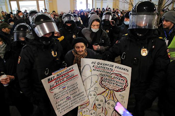 Yelena Osipova, 76 anni, è stata arrestata a San Pietroburgo per aver manifestato per la pace