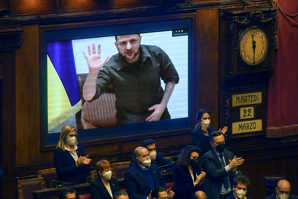 Il presidente ucraino Zelensky collegato con il Parlamento italiano