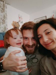 I genitori di Luna hanno creato il profilo Instagram e la pagina web "Occhi di riso" per condividere un'immagine positiva della vita quotidiana della figlia