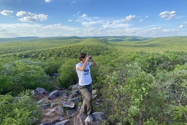 Un'operatrice del WWF isserva una foresta in Paraguay @Gianfranco Mancusi - WWF Paraguay